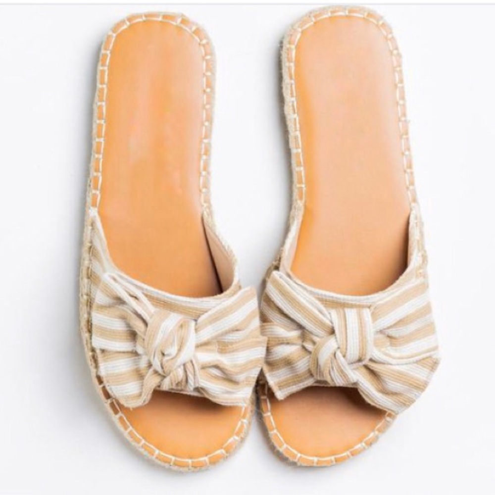 New Cute & Trendy Bow sandal last one left 7.5 - Picture 3 of 5